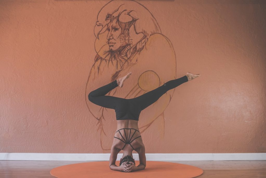 Ejercicios yoga en casa - Postura yoga avanzado - La Tienda Home