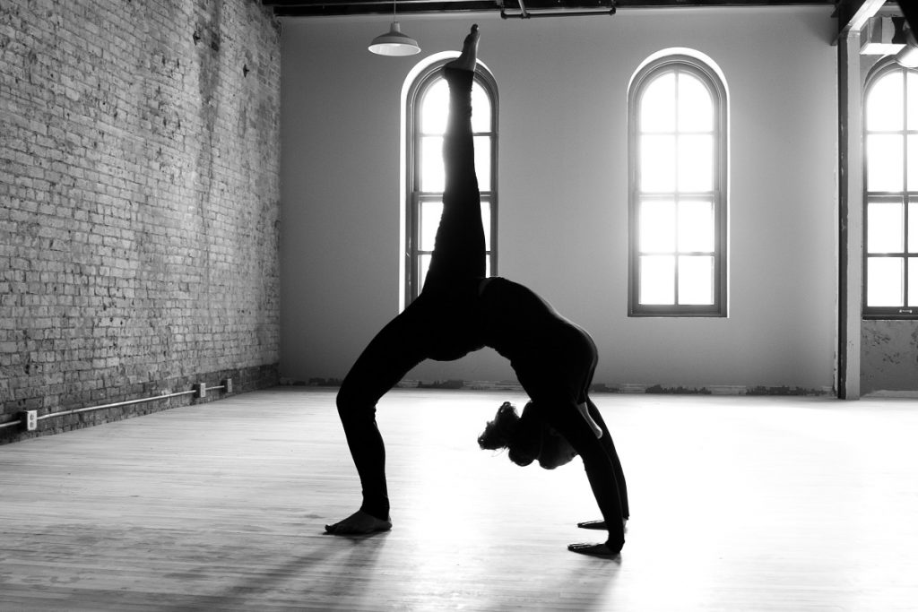 Ejercicios yoga en casa - postura avanzada - La Tienda Home