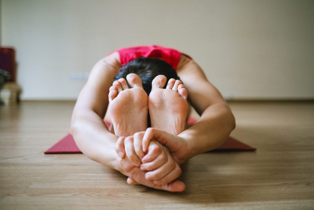 Ejercicios yoga en casa - estiramientos de flexibilidad - La Tienda Home