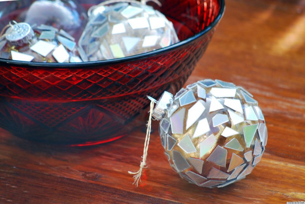 Bolas Navidad decoradas con CD reutilizados - La Tienda Home