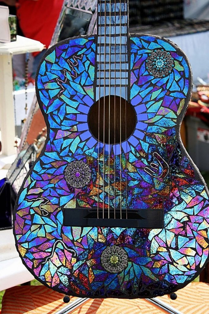 Guitarra decorada con CD reutilizados - La Tienda Home