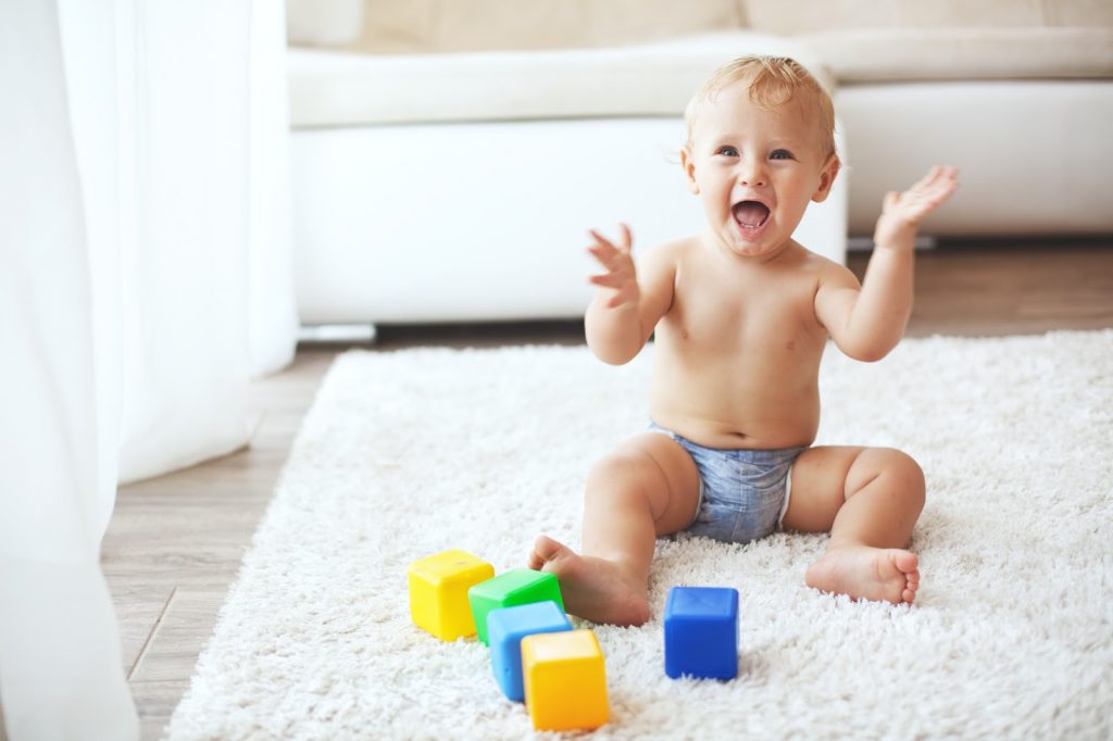 Bebé juega en la alfombra con los cubos - La Tienda Home